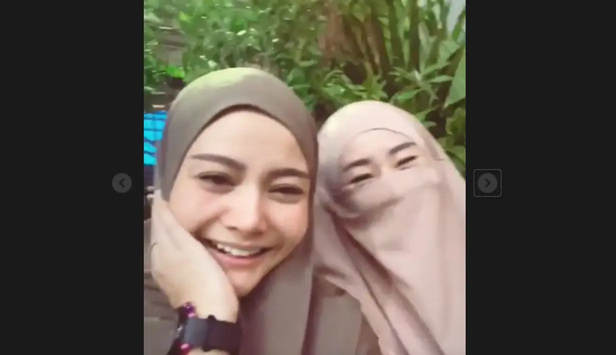 Kekompakan Larissa Chou dan Mawar AFI di sela menjalani ibadah.  (Foto: Instagram/ mysamawar)