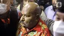 Gubernur Papua Lukas Enembe tiba di Rumah Sakit Pusat Angkatan Darat (RSPAD) Gatot Soebroto, Jakarta, Selasa (10/1/2023) malam. Lukas Enembe menjalani  pemeriksaan kesehatan sebelum diperiksa sebagai tersangka Komisi Pemberantasan Korupsi (KPK) terkait kasus suap dan gratifikasi. (merdeka.com/Imam Buhori)