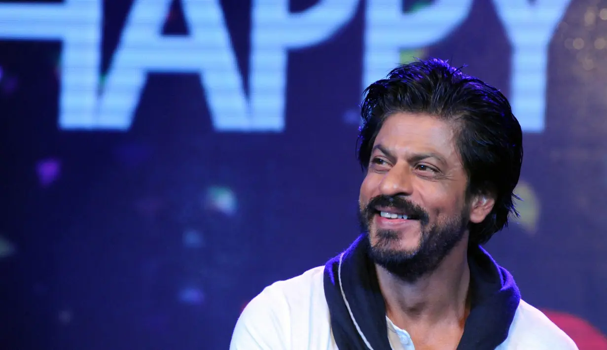 “Baru beberapa jam dan aku telah menerima cinta dan doa untukku tersenyum, aku rasa sudah menemukan dua alasan untuk tersenyum hari ini.” tulis Shah Rukh Khan dimedia soasialnya miliknya. (AFP/Bintang.com)
