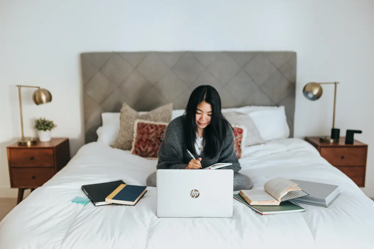 Ilustrasi bekerja di tempat tidur (Sumber: Unsplash.com)