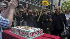 Drummer The Beatles, Ringo Starr memberi salam kepada para penggemar saat merayakan ulang tahunnya yang ke-75 di Los Angeles, California, Selasa (7/7/2015). Acara perayaan ulang tahun tersebut bertema Peace & Love. (REUTERS/Mario Anzuoni)