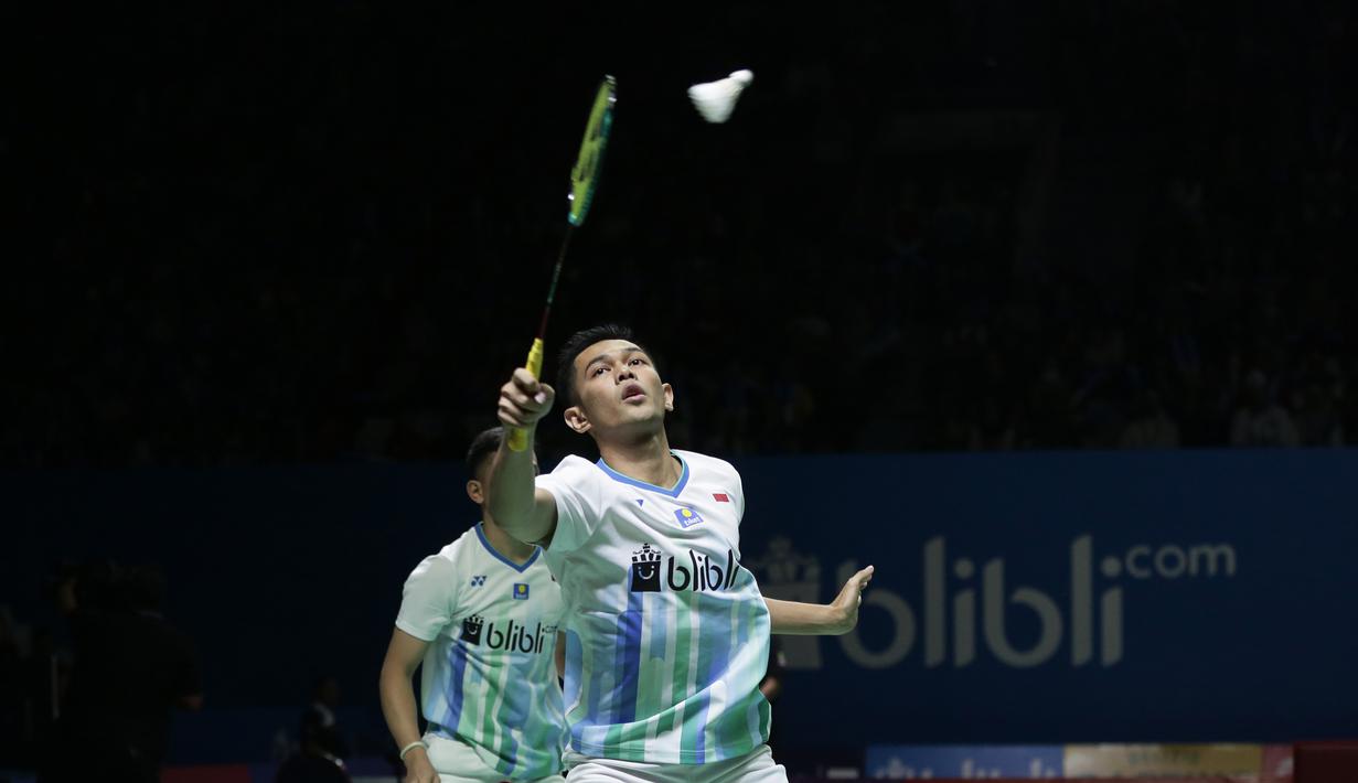 Ganda putra Indonesia, Fajar Alfian / Muhammad Rian, mengembalikan kok saat melawan Takuro Hoki / Yugo Kobayashi pada Indonesia Open 2019 di Istora Senayan, Jumat (19/7). Fajar / Rian kalah 19-21 dan 12-21. (Bola.com/Yoppy Renato)