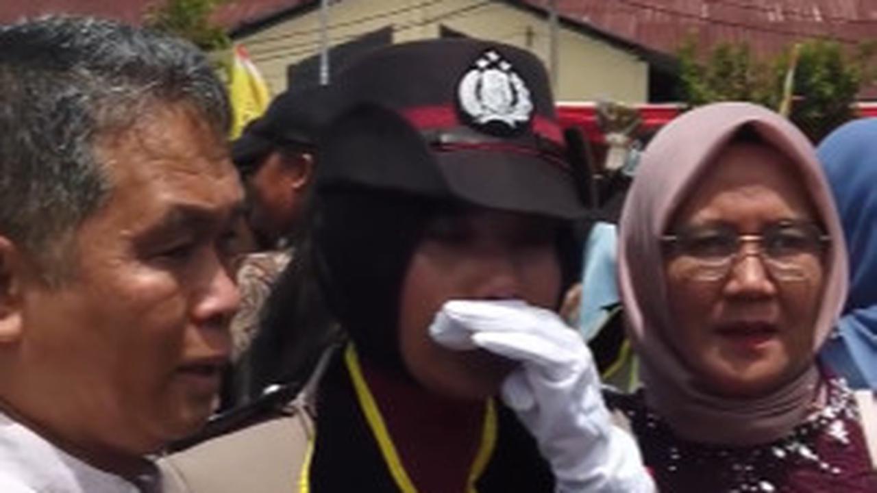 Sosok Bintara Penyandang Disabilitas Bersimpuh Haru di Kaki Sang Ibu