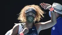 Petenis Jepang Naomi Osaka melambai saat meninggalkan Rod Laver Arena setelah mengalahkan Serena Williams dari AS dalam pertandingan semifinal Australia Terbuka di Melbourne, Australia, Kamis (18/2/2021). Naomi akan bertemu pemenang Jennifer Brady dan Karolina Muchova. (AP Photo/Andy Brownbill)