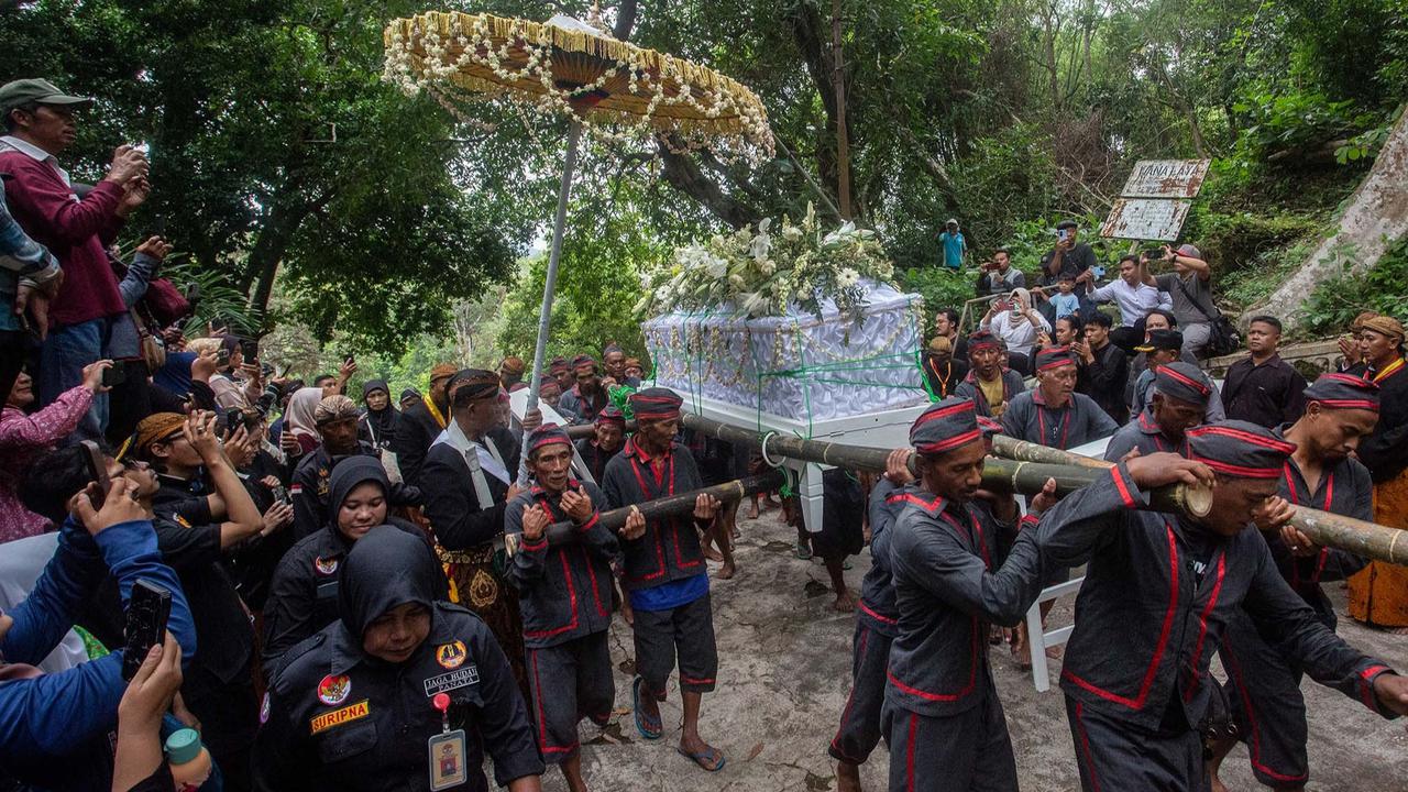 FOTO: Selamat Jalan Sang Raja: Warga Solo dan Yogyakarta Hantarkan Pakubuwono XIII