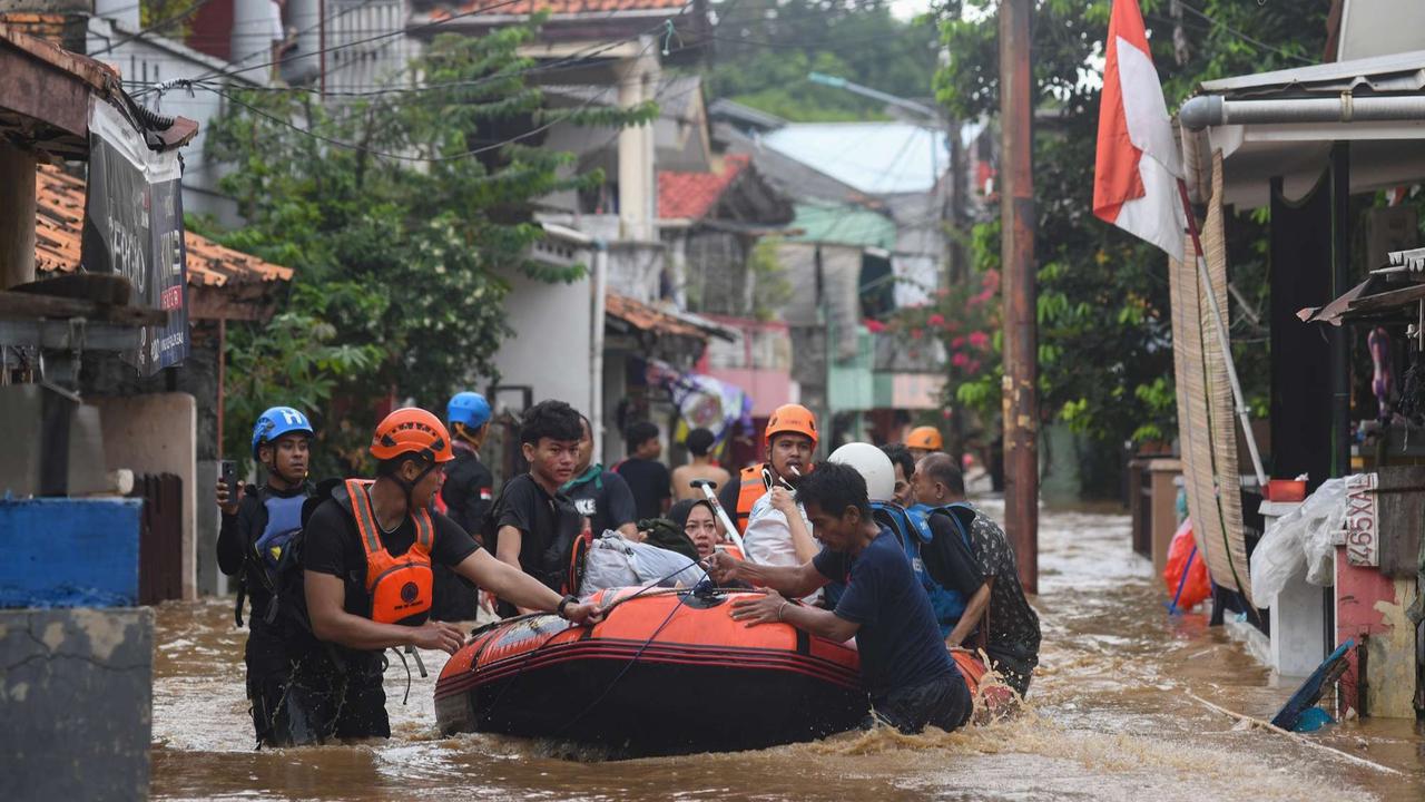 Banjir akibat luapan Sungai Ciliwung di Jakarta