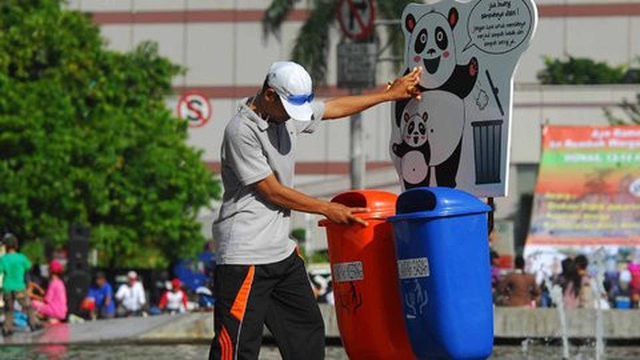 Diserang DPRD Bekasi, Ahok wacanakan lagi buang sampah wajib bayar