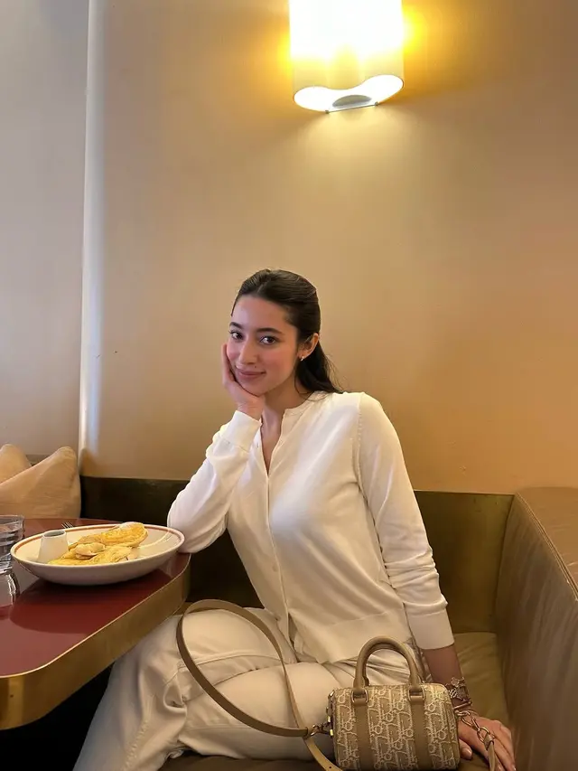 7 Pesona Ameera Khan Pacar Jefri Nichol Berbalut Outfit Serba Putih, Simpel Tapi Fashionable (instagram/littlemisskhan)