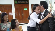 Istri terdakwa JIS, Ferdinant Tjiong memeluk pengacara Hotman Paris saat mengambil hasil putusan kasus seksual di PN Jakarta Selatan, Jumat (14/8/2015). Keputusan bebas dikeluarkan usai Hotman mengajukan banding ke PN Jaksel. (liputan6.com/Gempur Surya)