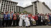 Pemimpin Gereja Katolik Sedunia, Paus Fransiskus (tengah) bersama Imam Besar Masjid Istiqlal, Nasaruddin Umar serta tokoh-tokoh agama lainnya berfoto bersama di halaman Masjid Istiqlal, Jakarta, Kamis (5/9/2024). (Liputan6.com/Herman Zakharia)