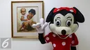 Seorang boneka Mini Mouse berpose di samping lukisan usai menghibur pasien anak di Rumah Sakit Siloam Karawaci, Tangerang, Sabtu (23/07). (Liputan6.com/Fery Pradolo)