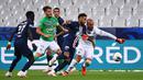 Penyerang PSG, Neymar, berebut bola dengan pemain Saint-Etienne pada pertandingan final Piala Prancis di Stadion Stade de France, Sabtu (25/7/2020) dini hari WIB. PSG menang 1-0 atas Saint-Etienne. (AFP/Franck Fife)