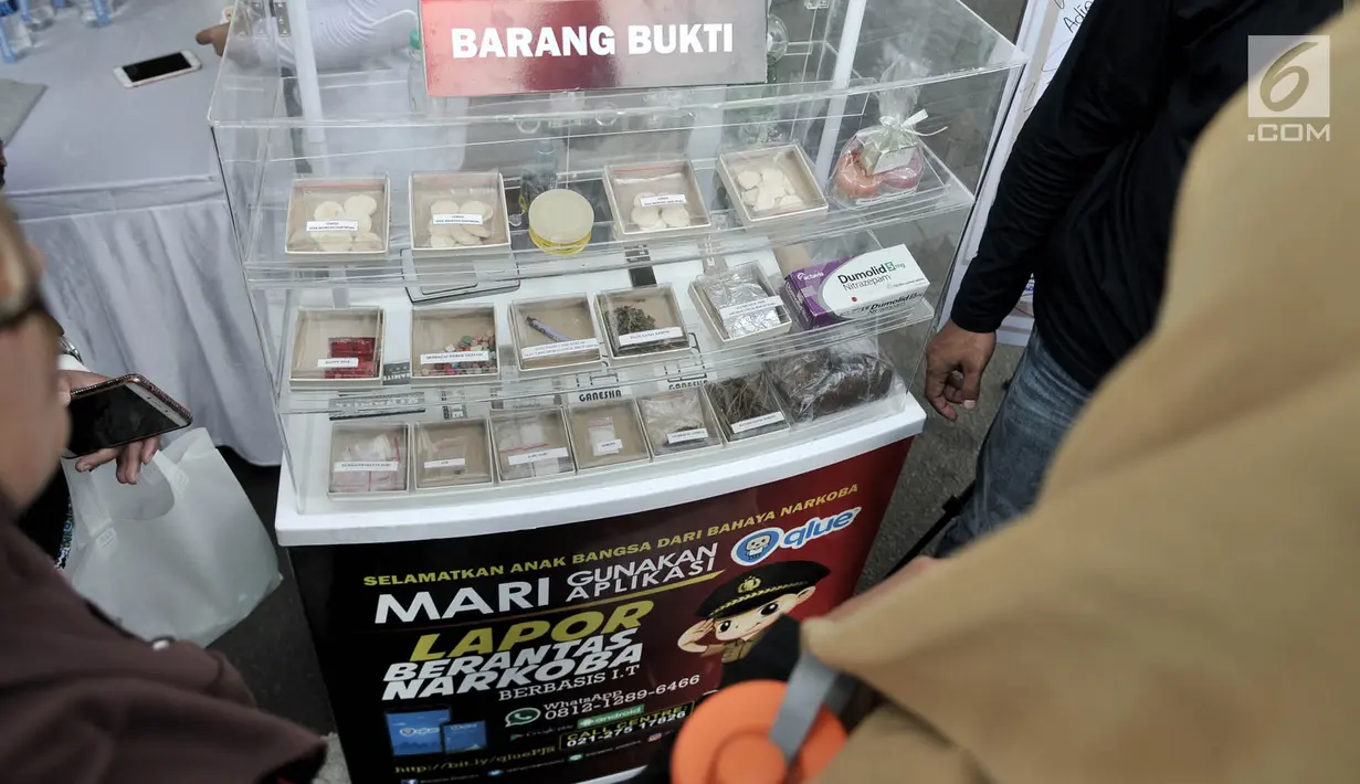 Berbagai jenis narkoba dipamerkan selama car free day (CFD) di Bundaran HI, Jakarta, Minggu (6/5). Pameran ini digelar oleh Polres Metro Jakarta Selatan. (Merdeka.com/Iqbal Nugroho)