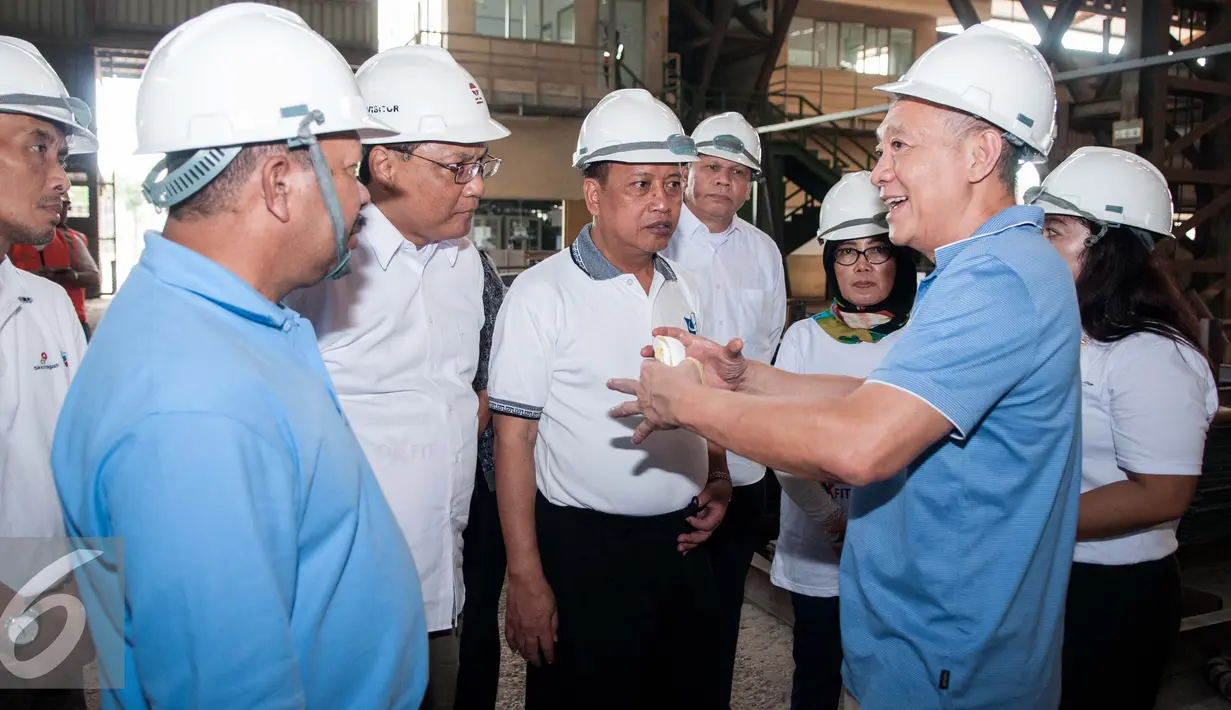 Muhammad Nasir mendengarkan pemaparan dari pihak PT Gunung Steel Cikarang, Jawa Barat, Minggu (15/1).  Muhammad Nasir berharap biaya pembuatan kapal pelat datar jauh lebih murah dibanding bahan fiber atau kayu. (Liputan6.com/Gempur M. Surya)