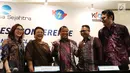 Dirut PT Toba Sejahtra Justarina Naiborhu (kedua kiri) bersama Dirut PT KEP Hamid Awalludin (tengah) dan tiga direktur PT KEP berfoto bersama usai memberi keterangan pers di Jakarta, Senin (9/10). (Liputan6.com/Angga Yuniar)