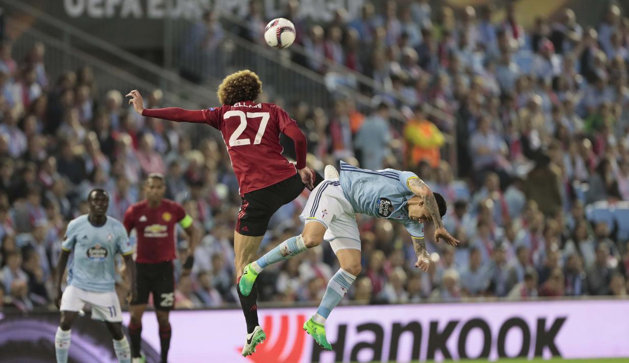 Pemain Celta Vigo, Pablo Hernandez (kanan) berduel dengan pemain Manchester United, Marouane Fellaini jpada leg pertama semifinal Liga Europa di Balaidos stadium, Vigo, (4/5/2017). MU menang 1-0. (AP/Lalo R. Villar)