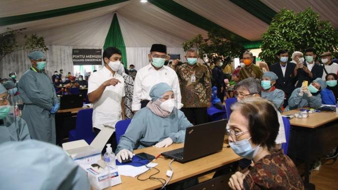 Menko PMK Muhadjir Effendy menyampaikan vaksinasi COVID-19 aktris lansia sebagai upaya pemerintah kembali menghidupkan industri perfilman saat tinjau vaksinasi di BBPK Jakarta, Selasa (9/3/2021). (Dok Kemenko PMK)