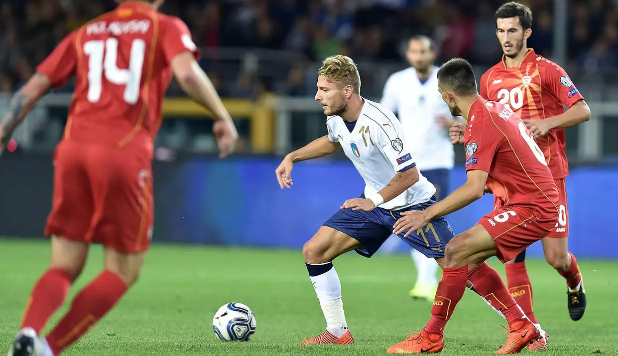 Striker Italia, Ciro Immobile, berusaha melewati pemain Makedonia pada laga Kualifikasi Piala Dunia 2018 di Stadion Olimpico, Turin, Jumat (6/10/2017). Italia ditahan imbang 1-1 dengan Makedonia. (AP/Alessandro Di Marco)