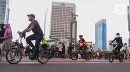 Warga bersepeda di kawasan bundaran HI, Jakarta, Minggu (12/6/2022). Car Free Day di kawasan Sudirman-Thamrin dimanfaatkan warga untuk berolah raga dan ber foto-foto. (Liputan6.com/Herman Zakharia)