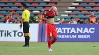 Reaksi kecewa pemain Timnas Indonesia U-22, Pratama Arhan setelah diganjar kartu merah&nbsp;pada laga semifinal sepak bola SEA Games 2023 melawan Timnas Vietnam U-22 di Olympic Stadium, Phnom Penh, Kamboja, Sabtu (13/05/2023). (Bola.com/Abdul Aziz)