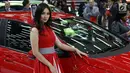 Seorang SPG berpose di samping mobil di ajang GIIAS 2017 di Indonesia Convention and Exhibition (ICE), Kawasan BSD City, Tangerang Selatan. Kamis (10/8).  Pameran ini mengangkat tema Rise of Future Mobility. (Liputan6.com/Angga Yuniar)