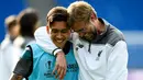 Pelatih Liverpool, Jurgen Klopp (kanan) berbincang Roberto Firmino saat sesi latihan ringan di St. Jakob -Park , Basel , Swiss, (17/5). Liverpool menutup perjalanan mereka di Premier League dengan menempati peringkat 8 klasemen. (Reuters / Arnd Wiegmann)