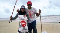 Pasangan Ini Pilih Rayakan Ulang Tahun Pernikahan dengan Bersihkan Sampah Laut (sumber: Twitter/SueKz93)