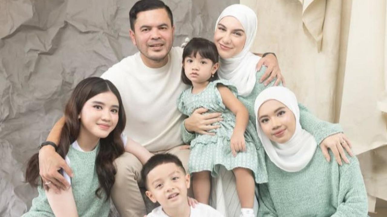 Intip Foto Keluarga Irish Bella dan Haldy Sabri dengan 4 Anak-anaknya, Kompak Pakai Outfit Senada Bergaya Elegan nan Mewah