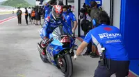 Pembalap SUZUKI ECSTAR asal Spanyol Alex Rins tiba di garasi saat latihan bebas pertama di Pertamina Mandalika International Street Circuit, Mandalika, Lombok Tengah, Nusa Tenggara Barat, Jumat (18/3/2022). (AP Photo/Achmad Ibrahim)