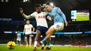 Pemain Manchester City Jack Grealish (kanan) menendang bola ke gawang di depan pemain Tottenham Hotspur Emerson Royal pada pertandingan sepak bola Liga Inggris di Etihad Stadium, Manchester, Inggris, 19 Januari 2023. Manchester City mengalahkan Tottenham Hotspur dengan skor 4-2. (AP Photo/Dave Thompson)