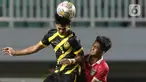 Pemain Timnas U-17 Indonesia, M Narendra Tegar (kanan) berebut bola dengan Adib Ibrahim Adnan (Malaysia U-17) pada laga terakhir Kualifikasi Grup B Piala Asia U-17 2023 di Stadion Pakansari, Kab. Bogor, Jawa Barat, Minggu (9/10/2022). Laga kedua tim berlangsung sengit dan Timnas U-17 Indonesia menelan pil pahit kekalahan dari Malaysia U-17 dengan skor 1-5. (Liputan6.com/Helmi Fithriansyah)