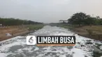 Tumpukan busa tebal menutupi permukaan kali di Banjir Kanal Timur. Hingga kini penyebab banyaknya busa muncul belum diketahui.