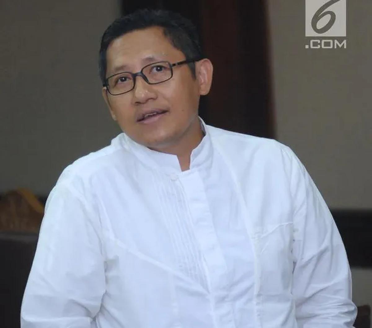 "(tanggal) 15 Saya harapkan beliau (Anas) sudah pidato sebagai ketua umum yang baru. Tapi prinsipnya adalah saya tulus ikhlas, menyiapkan ini semua agar beliau punya tempat, standing untuk memperjuangkan yang selama ini beliau sampaikan, tidak sebagai per