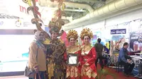 Penari Indonesia Berkostum Srikandi Jadi Sasaran Selfie