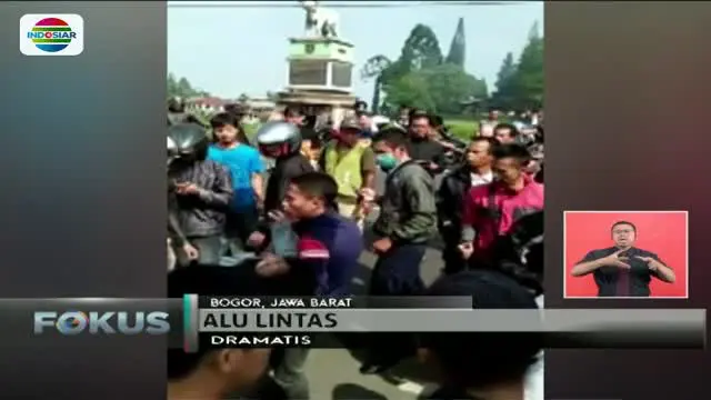 Tiga korban kecelakaan yang mengalami luka dievakuasi ke Rumah Sakit Paru Parto Widigdo di Cisarua.