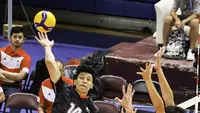 Pemain Timnas bola voli putra Indonesia, Farhan Halim melepaskan spike yang berusaha diblok dua pemain Kazakhstan pada laga babak 12 Besar kejuaraan bola voli AVC Challenge Cup 2023 for Men di Taipei Gymnasium, Chinese Taipei, Rabu (12/7/2023). Indonesia menang 3-0 (30-28, 25-21, 25-15) atas Kazakhstan dan lolos ke babak 6 besar. (avcvolley)