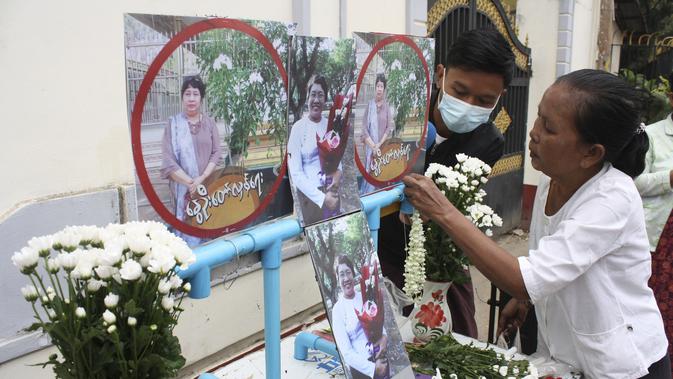 Orang-orang mempersiapkan upacara peringatan sebagai penghormatan kepada seorang guru yang meninggal dalam protes kudeta militer di Yangon, Myanmar, Senin (1/3/2021). Kendati demikian, penyebab kematian guru itu masih belum diketahui, kata putri dan seorang rekan korban. (AP Photo)