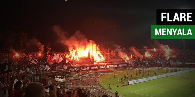 VIDEO: Flare Menyala Ganggu Laga Bali United Vs Persija