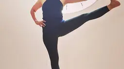 Ia kerap membagikan foto dirinya sedang melakukan olahraga yoga sebagai salah satu resepnya untuk tetap awet muda. (Liputan6.com/IG/@wanda_hamidah)