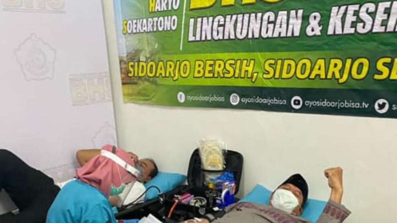 Bakal Cabup Bambang Haryo donor darah di PMI Sidoarjo