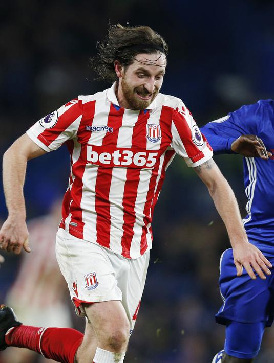 1. Joe Allen - Pemain yang masuk di jajaran top 5 dengan tekel terbanyak. Namun sayang penampilan nya yang bisa dibilang baik justru sulit membawa timnya lolos dari jurang degradasi. (AFP/Adrian Dennis)