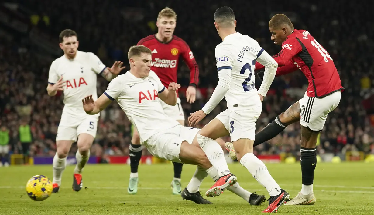 Pemain Manchester United, Marcus Rashford (kanan) mencetak kedua timnya ke gawang Tottenham Hotspur pada laga lanjutan Liga Inggris 2023/2024 di Old Trafford, Manchester, Inggris, Senin (15/01/2024) dini hari WIB. (AP Photo/Dave Thompson)