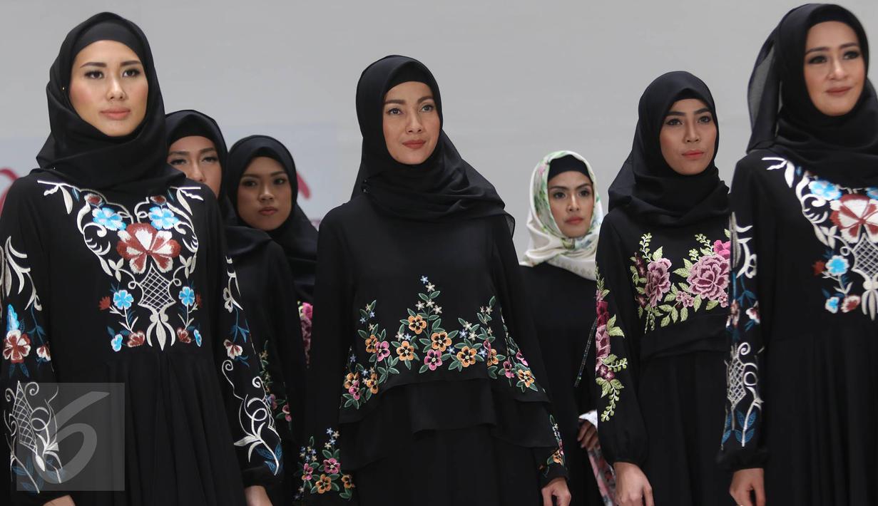Model memeragakan busana karya Itang Yunasz berlabel Kamilaa di Pasar Tanah Abang, Jakarta, Kamis (9/3). Itang menjadikan motif batik dan tenun dalam koleksi terbarunya menyambut Ramadhan dan Idul Fitri 1438 H. (Liputan6.com/Immanuel Antonius)