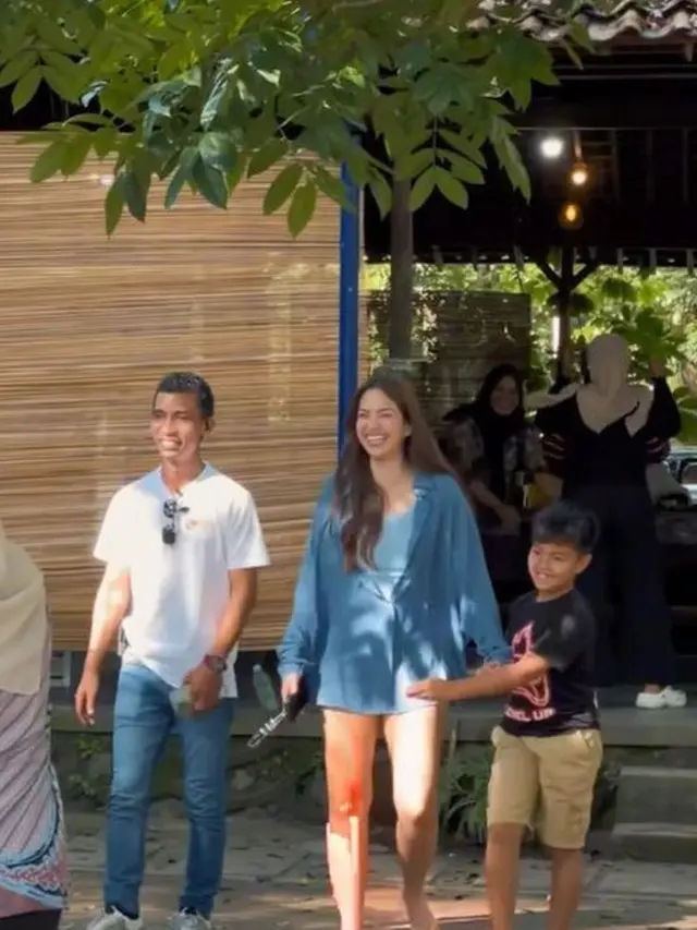 Sandal Jepit ala Keluarga Nia Ramadhani (Foto: Instagram @ramadhaniabakrie)