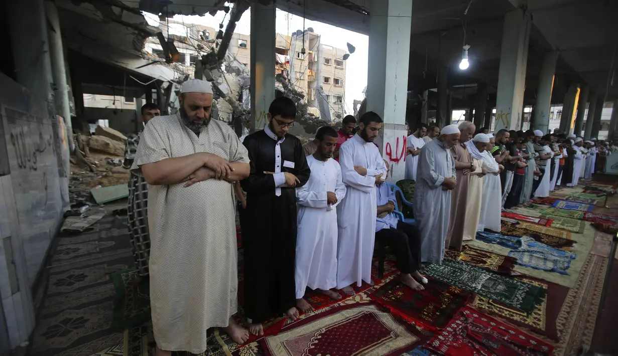 Warga Palestina salat Ied di salah satu masjid yang rusak di Rafah, Senin (28/7/14). (REUTERS/Ibraheem Abu Mustafa)