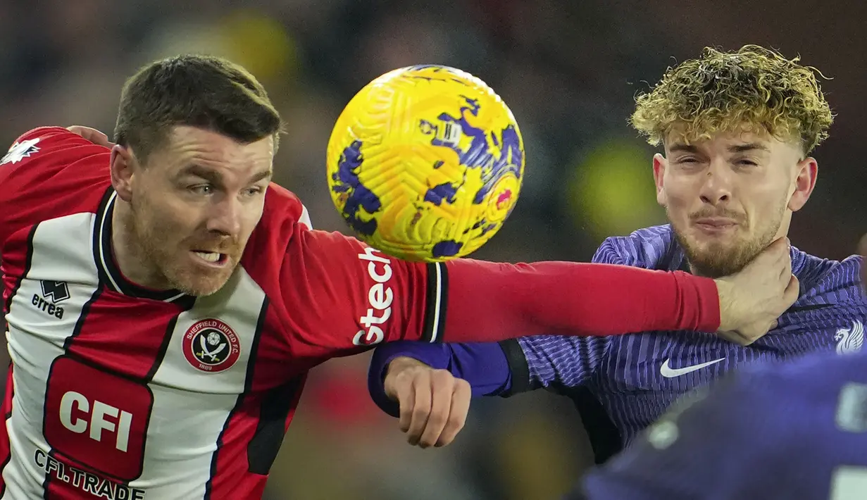 Gelandang Sheffield United, John Fleck (kiri) berebut bola dengan gelandang Liverpool, Harvey Elliott pada laga pekan ke-15 Liga Inggris 2023/2024 di Bramall Lane, Sheffield, Kamis (7/12/2023) dini hari WIB. (AP Photo/Jon Super)