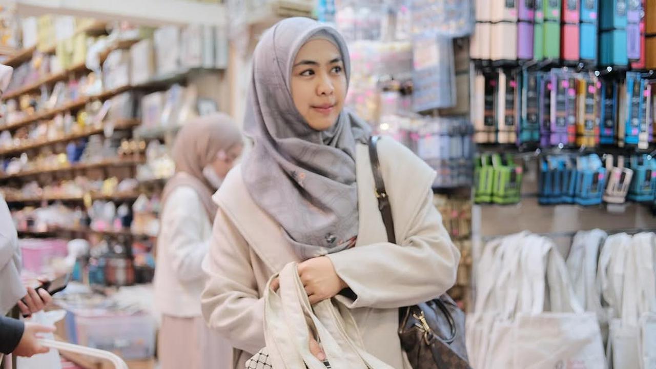 Potret Oki Setiana Dewi Asyik Belanja di Pasar Khan El Khalili