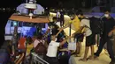 Orang-orang menunggu untuk dievakuasi dengan perahu setelah kebakaran hutan mencapai Pembangkit Listrik Kemerkoy di Milas di barat daya Turki, Rabu (4/8/2021) malam. (AP Photo/Cem Tekkesoglu)