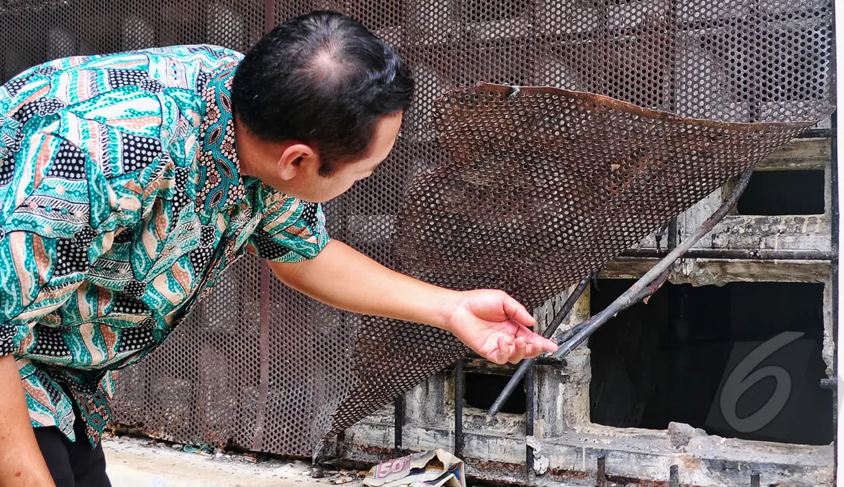 Petugas BNN mengecek kondisi tembok ruang tahanan yang dijebol para tahanan untuk melarikan diri, Jakarta, Selasa (31/3/2015). Tembok ruang tahanan BNN berukuran 16 milimeter, luas jebolan 30 sentimeter (cm) dengan lebar 40 cm. (Liputan6.com/Yoppy Renato)