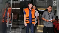 Tersangka Direktur PT Hidro Tekno Indonesia Hendrawan Maruszama dikawal petugas memakai rompi tahanan usai menandatangani berkas P21 tahap II di gedung KPK, Jakarta, Kamis (22/03). (Merdeka.com/Dwi Narwoko)